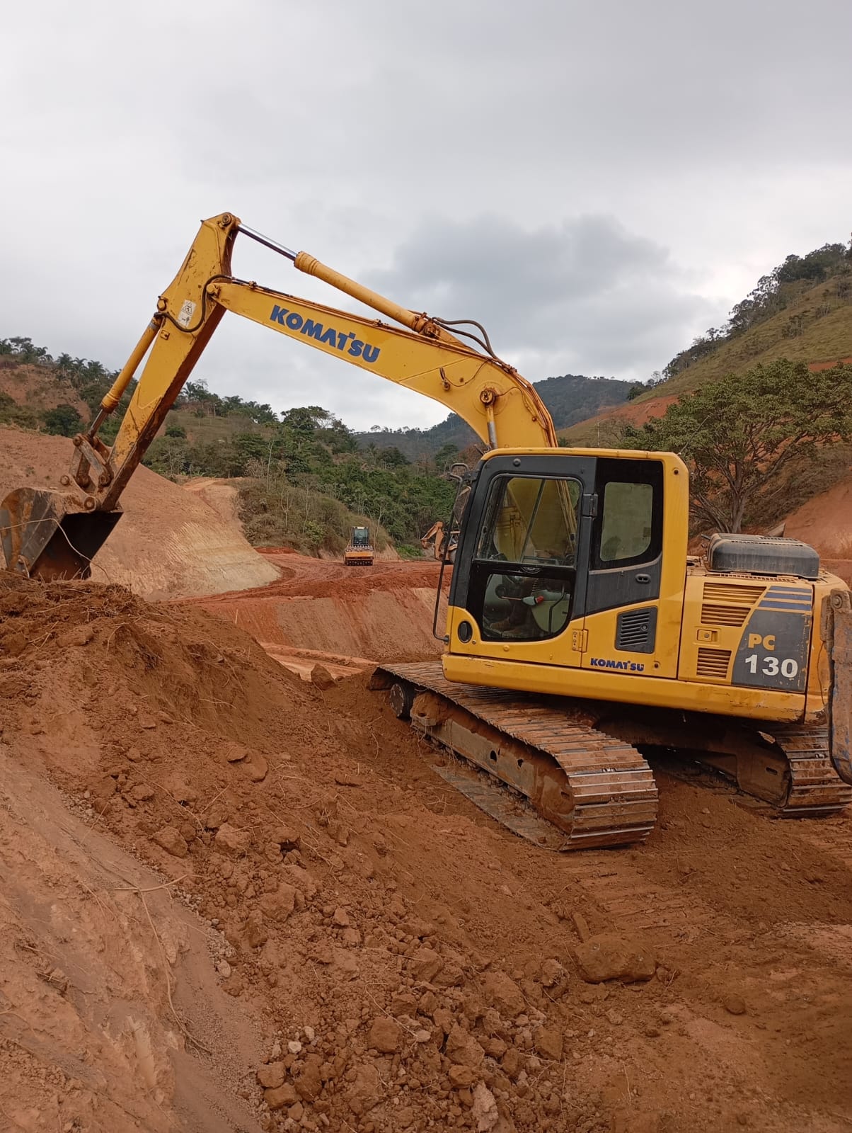 Equipe JGR Terraplanagem em obra de terraplanagem